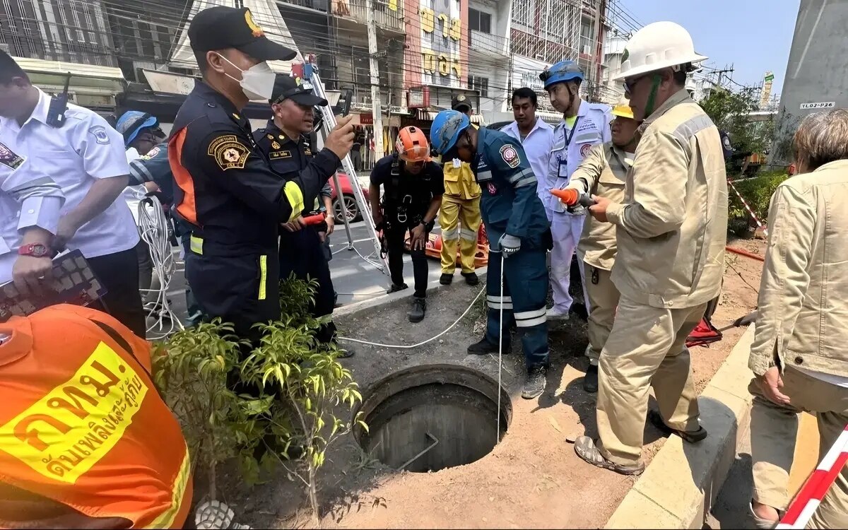 Verrotteter holz schachtdeckel fussgaenger stuerzt in 10 meter tiefes loch in bangkok tot fotos