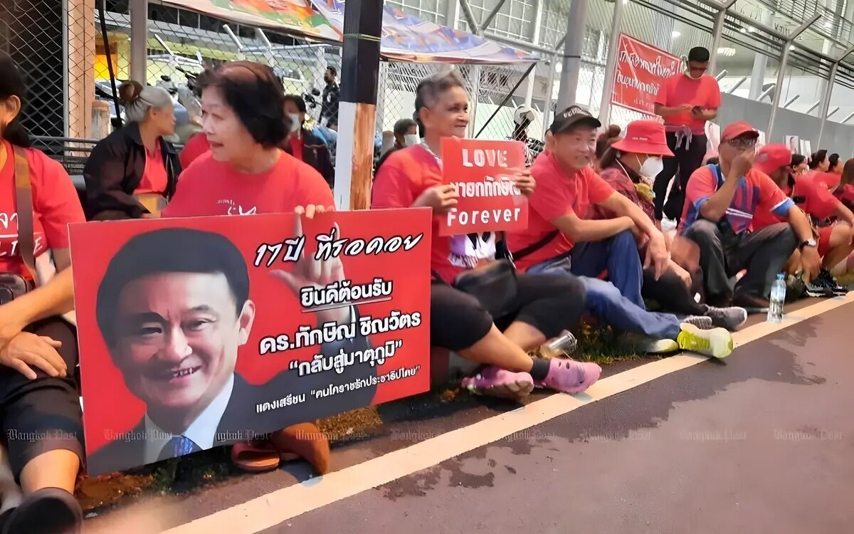 Viele unterstuetzer warten auf thaksin