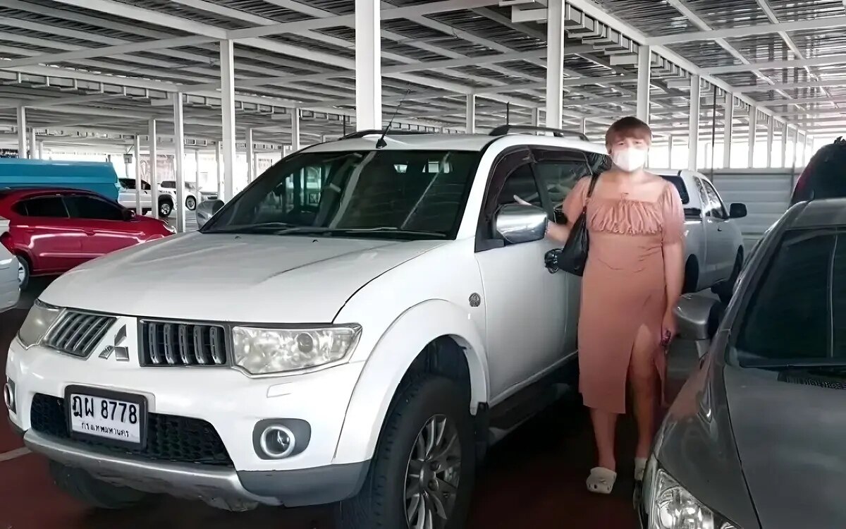 Vorsicht auto pluenderung am markt von pattaya dreister bricht autos auf und stiehlt wertsachen