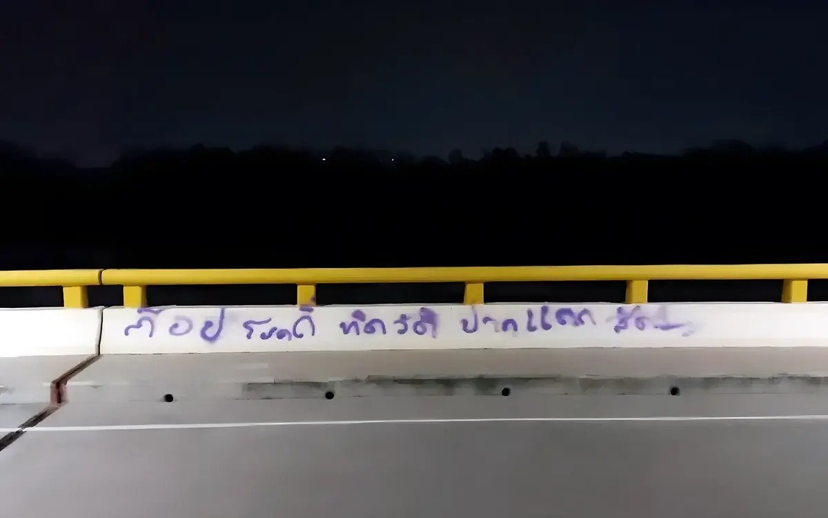 Vulgaeres graffiti auf der chonburi bruecke sorgt fuer empoerung fotos