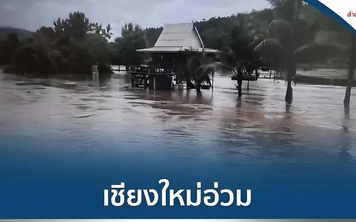 Wasser ueberflutet haeuser in chiang mai