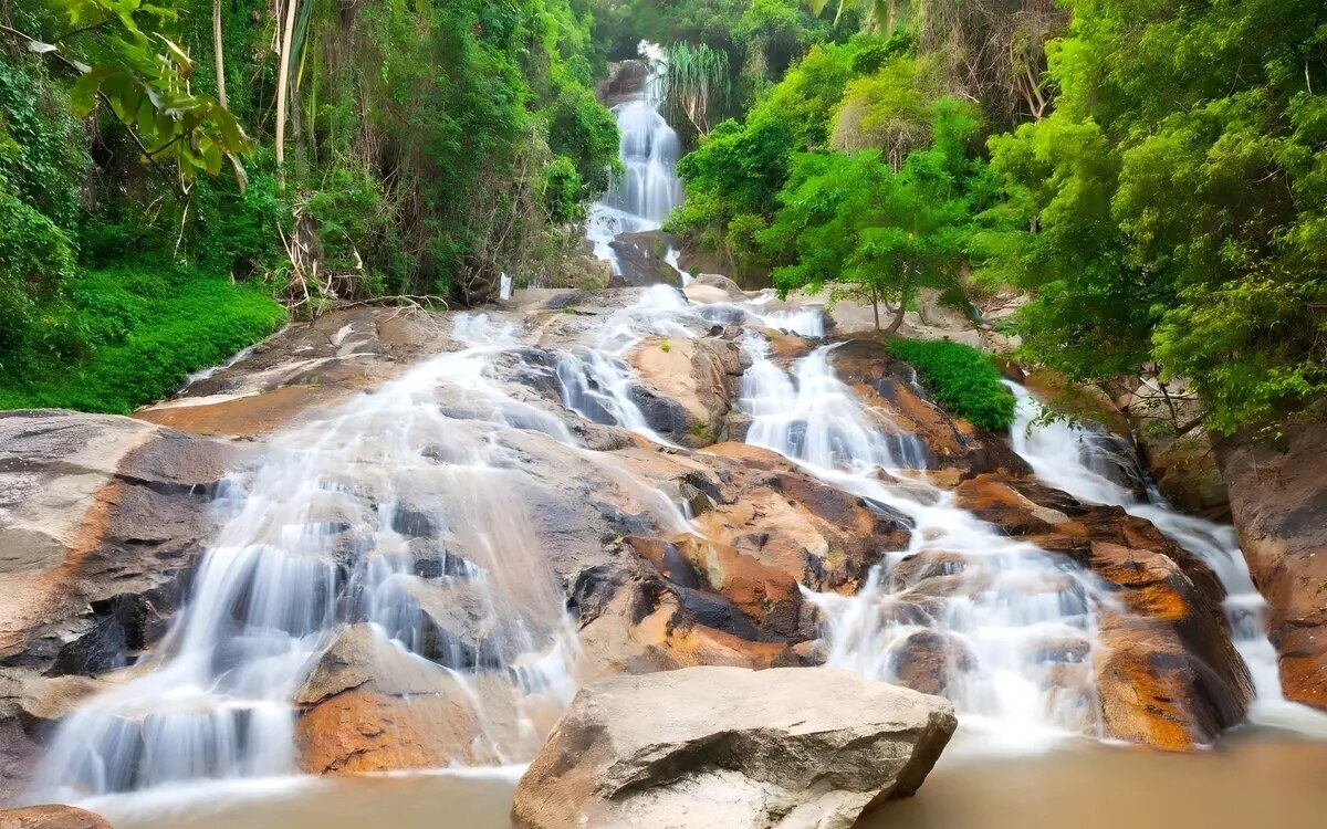 Wasserfall auf ko samui italiener stuerzt und kaempft ums ueberleben