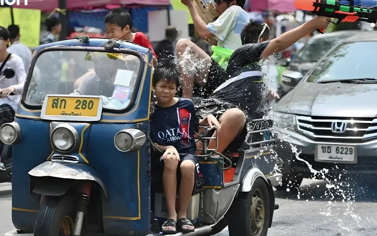 Wasserschlachten bei 40 grad celsius gluehender hitze nichts fuer einen schwachen kreislauf fotos