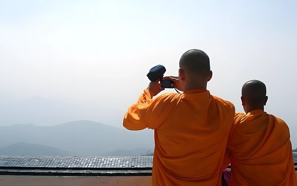 Winter wunder in doi inthanon touristen stroemen trotz rekordkaelte an den hoechsten punkt thailands