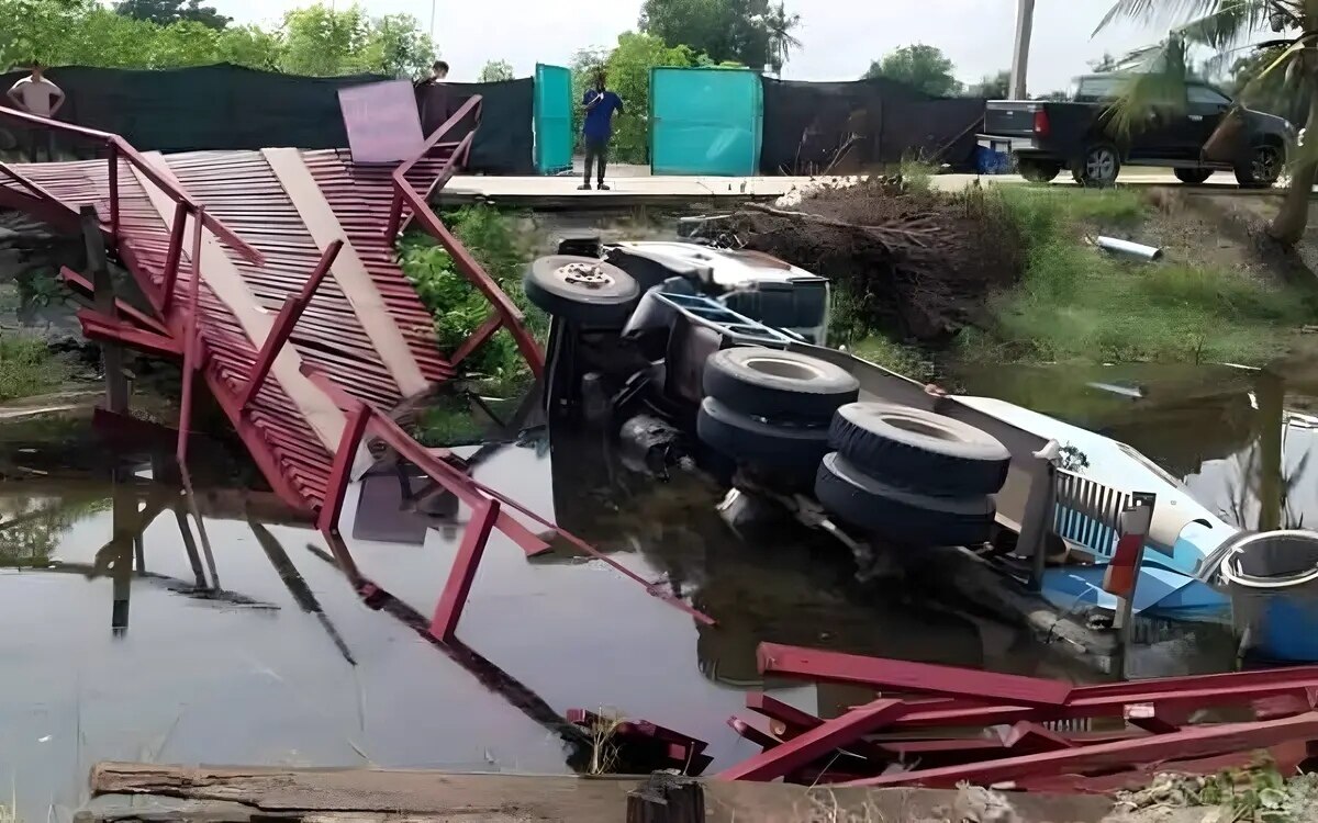 Zementlaster ignoriert warnung und stuerzt nach einsturz einer holzbruecke in einen kanal