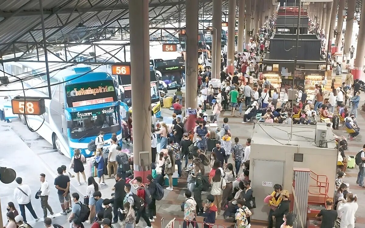 Zusaetzliche ueberlandbusse um reisende waehrend der langen ferien unterzubringen