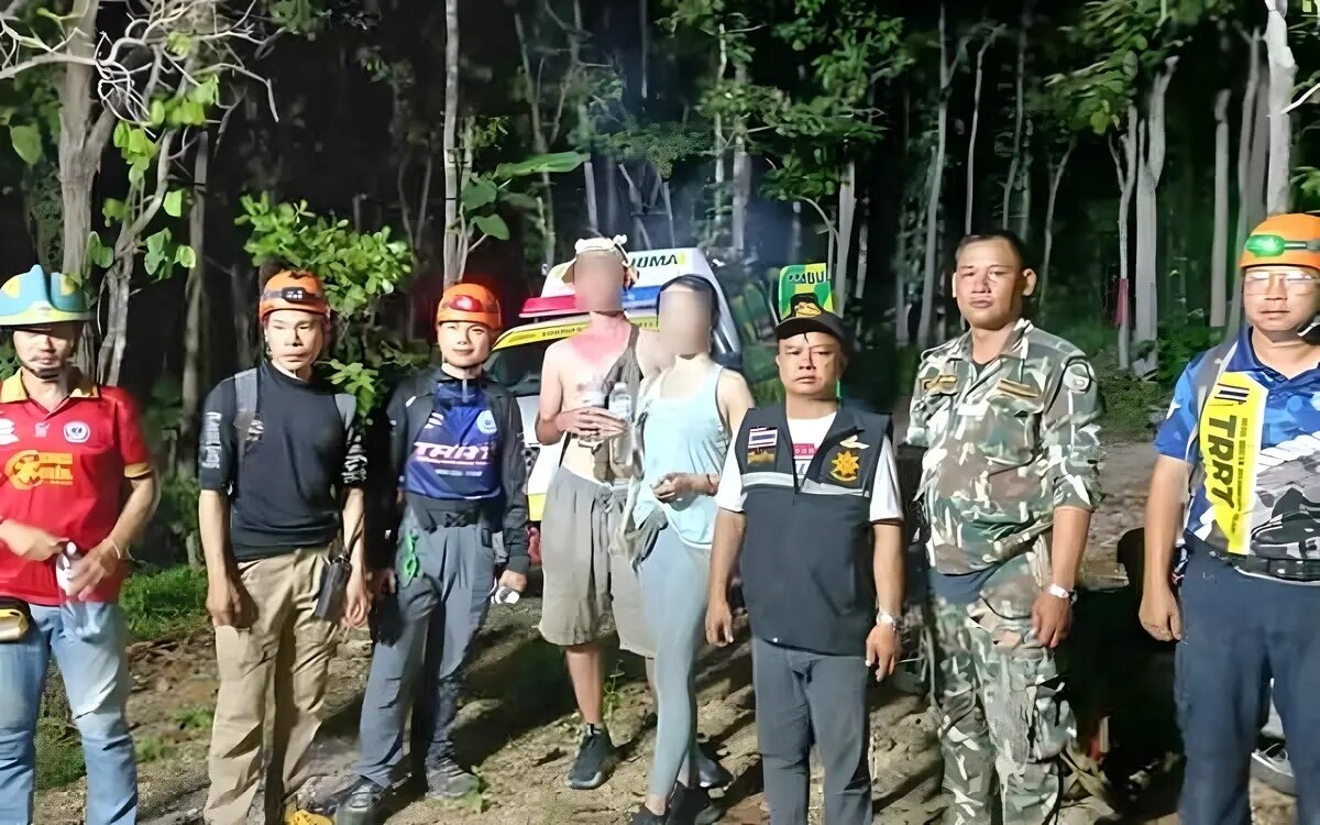 Zwei auslaendische touristen die sich im wald von chiang mai verirrt hatten unversehrt aufgefunden