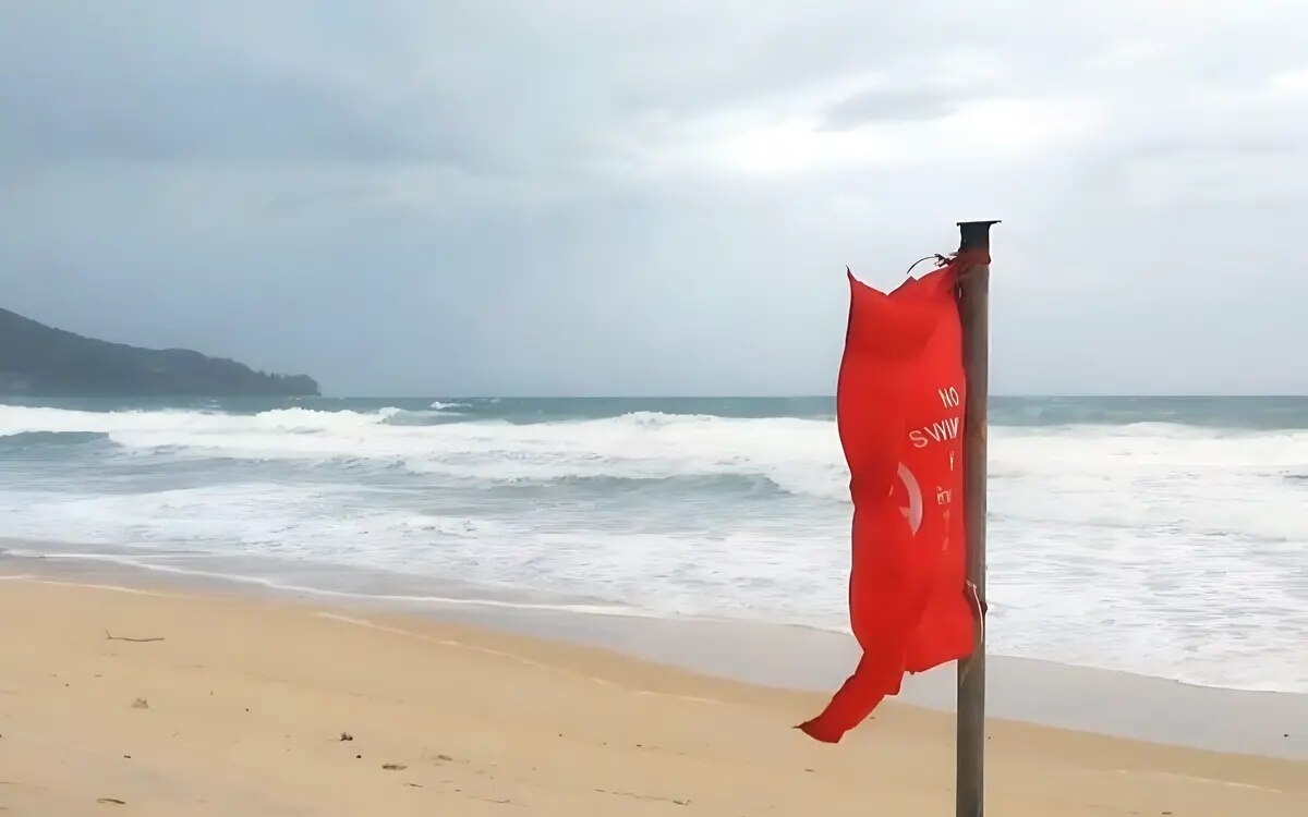 Zwei touristen ertrinken ein weiterer wird am karon strand gerettet