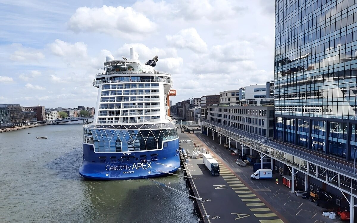 Amsterdam klimaaktivisten blockieren kreuzfahrtschiff und oeltanker im amsterdamer hafen