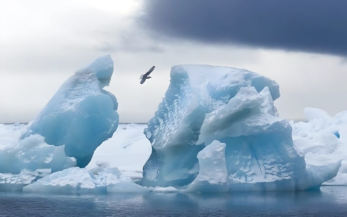 Antarktis weltgroesster eisberg in wasserstrudel gefangen