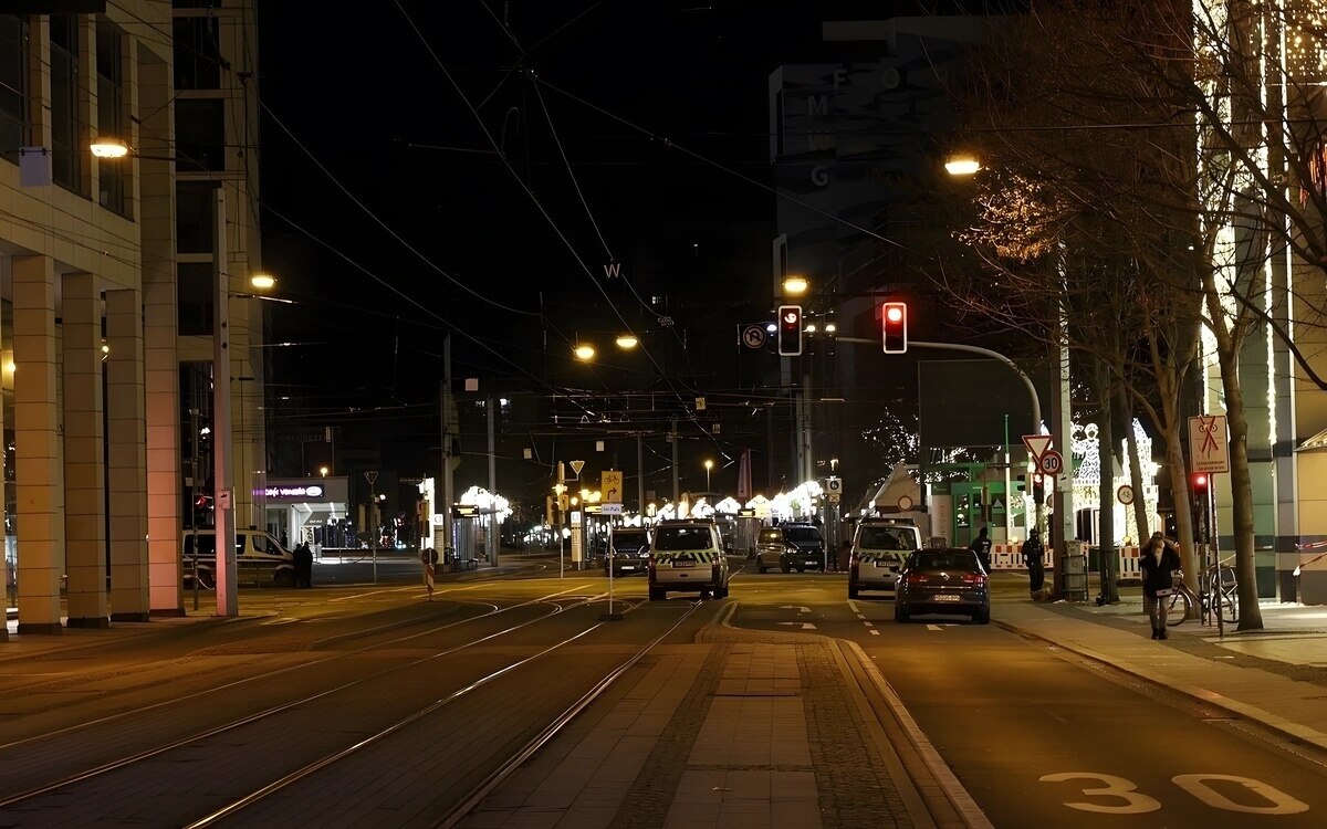 Berlin am weihnachtsmarkt mann wirft messer nach passanten