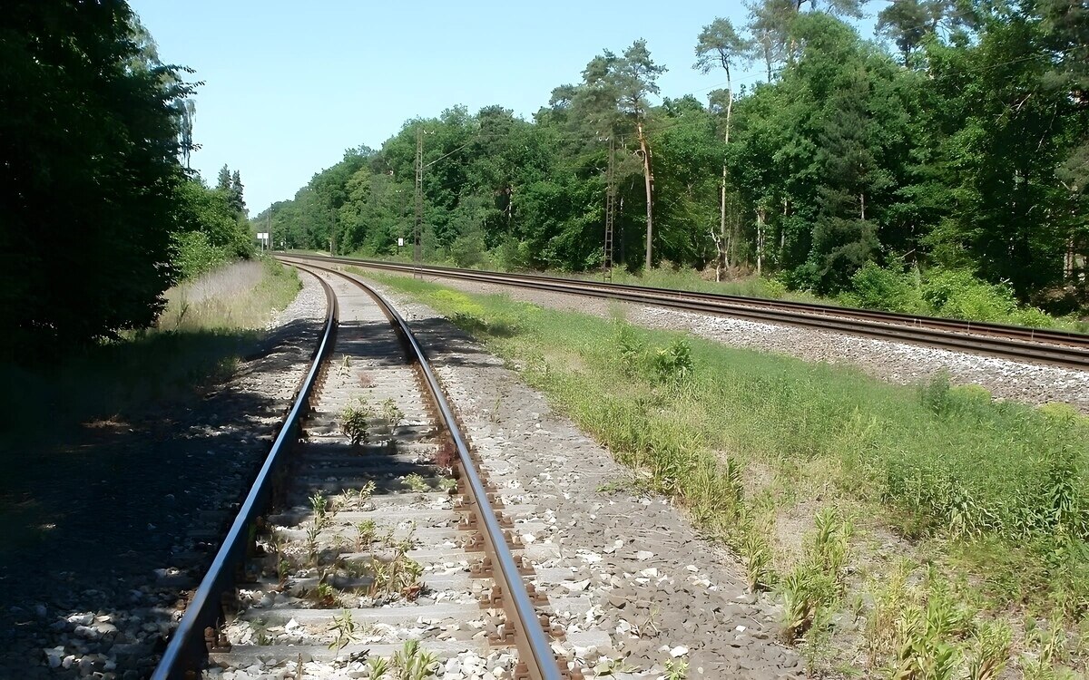 Berlin gewalttaetiger mann sorgt fuer polizeieinsatz auf bahnstrecke