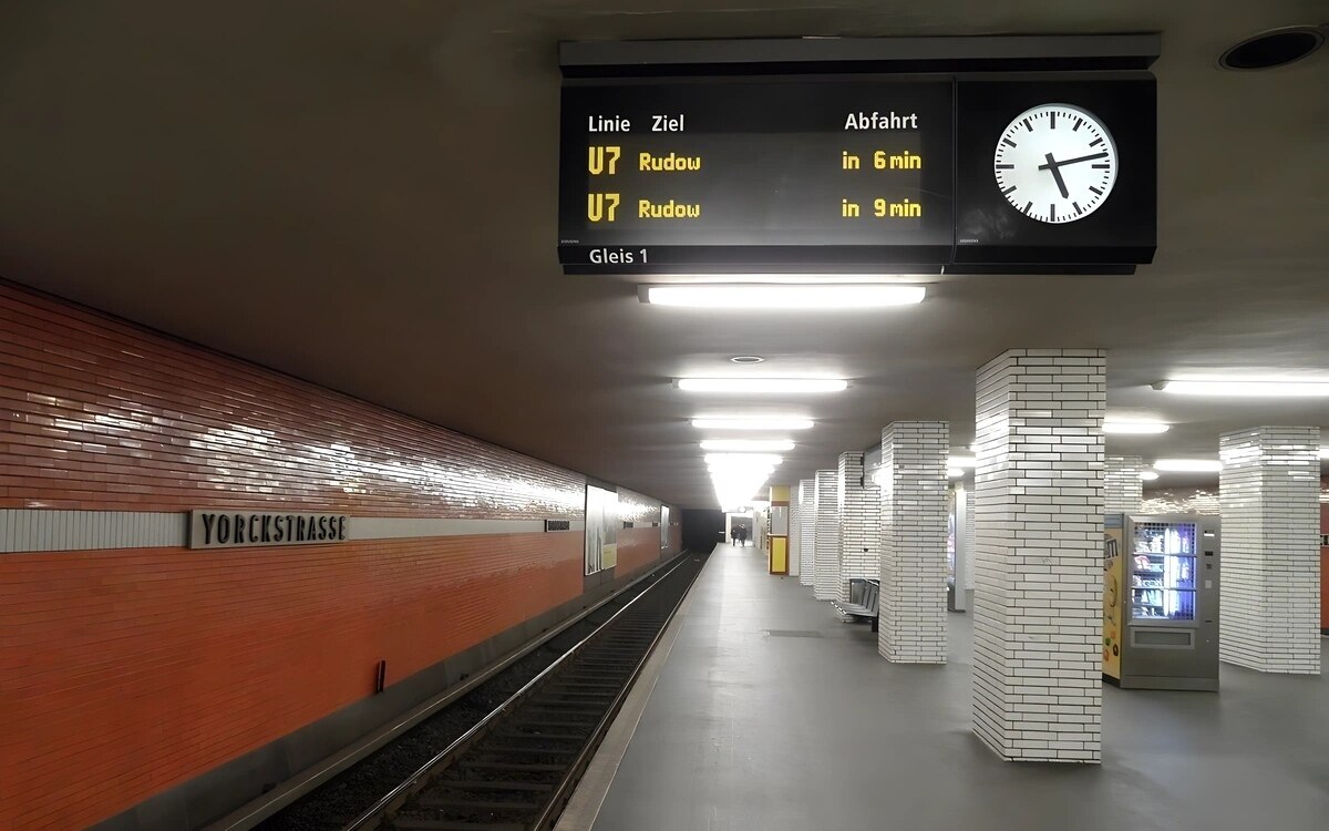 Berlin grossaufgebot der polizei nach randalierern am u bahnhof yorckstrasse