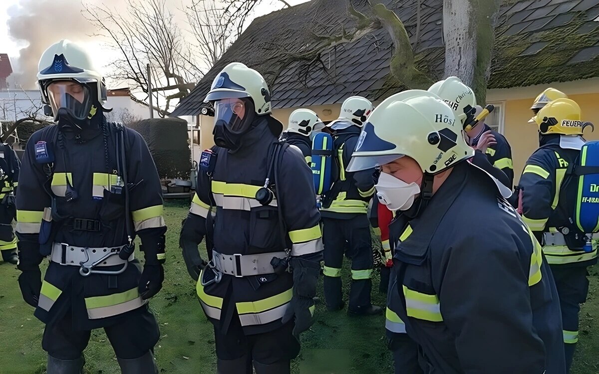 Berlin: Großeinsatz der Feuerwehr wegen brennender Lagerhalle in Mönchengladbach