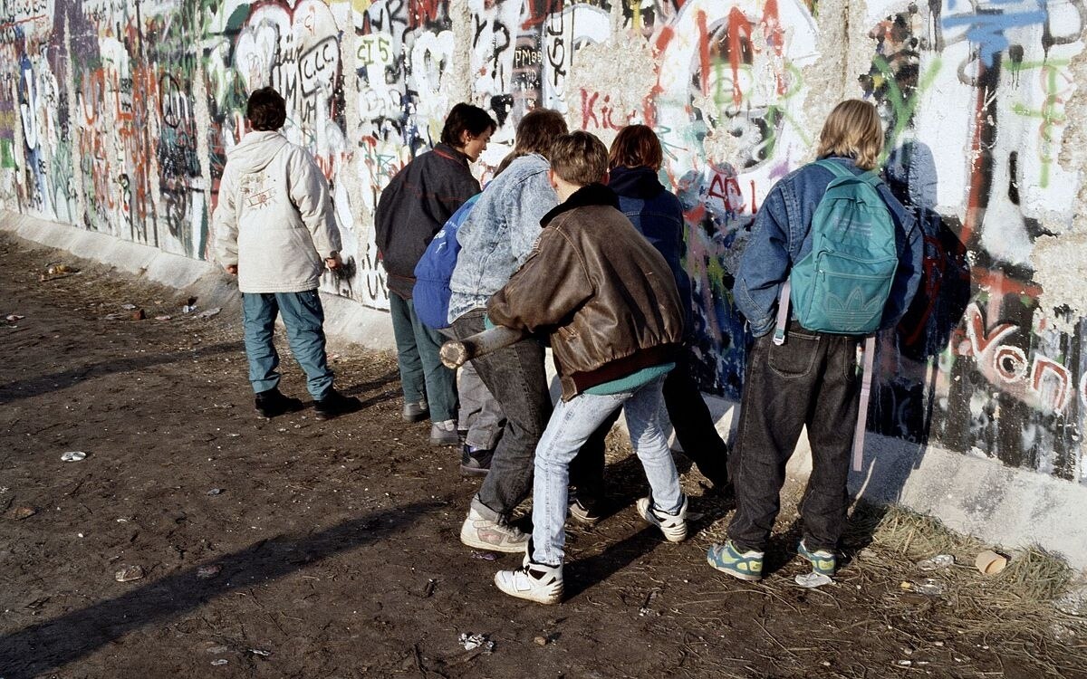 Berlin jubilaeumsfeier zum mauerfall an der glienicker bruecke