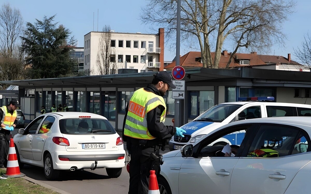 Berlin: Neue deutsche Abschiedskultur an den Grenzen - Migranten werden mit Musik und Applaus verabschiedet