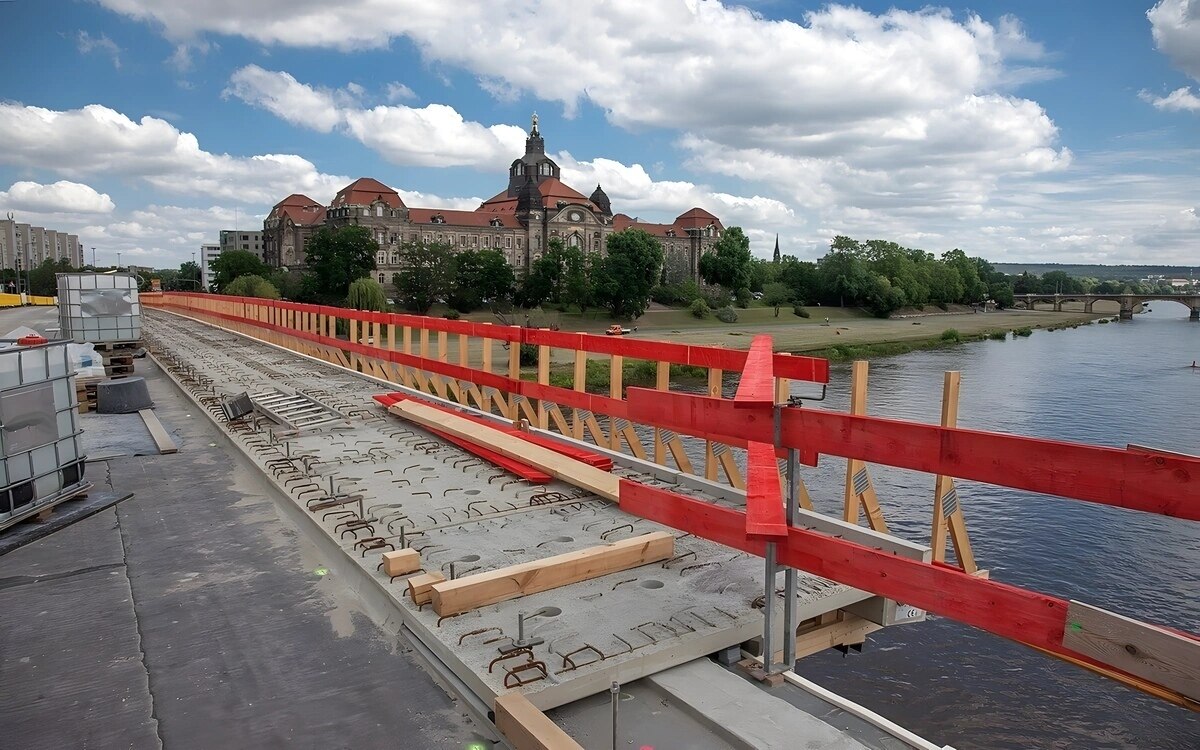 Dresden weitere einstuerze an der carolabruecke dringende gefahr durch hochwasser