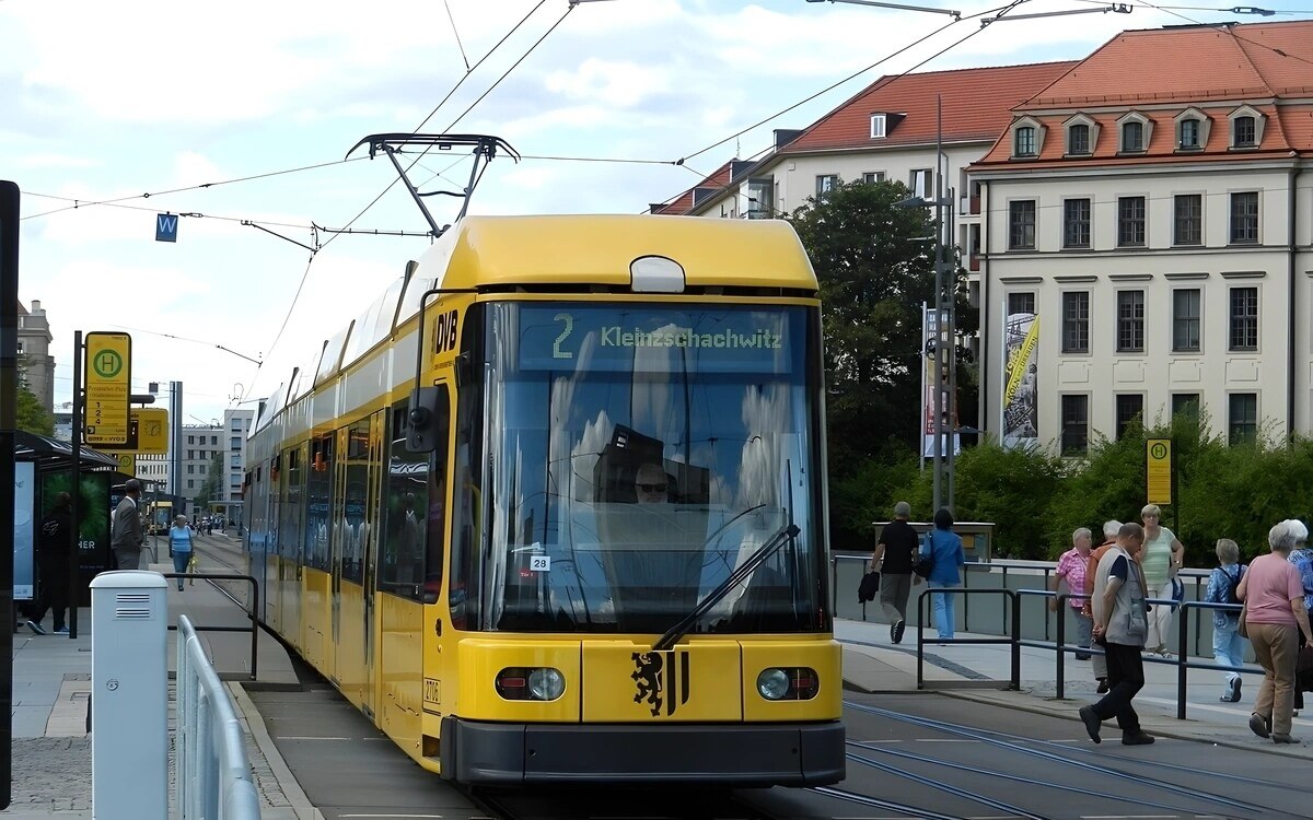 Dresden zwei strassenbahnen kollidieren und entgleisen