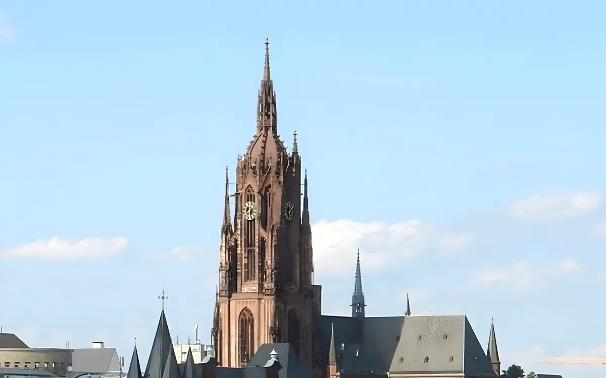 Frankfurt wasserschaden im frankfurter dom 500 liter wasser fluten deckengewoelbe