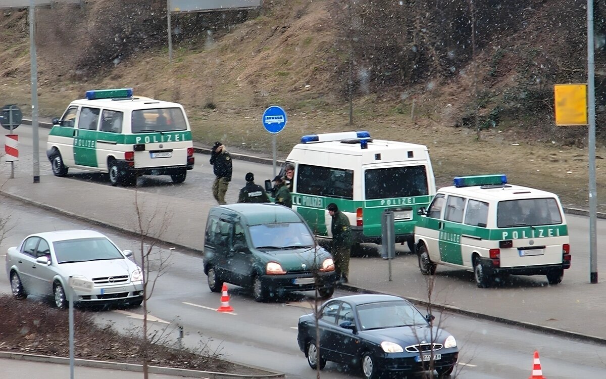 Hamburg: Verfolgungsfahrt endet spektakulär gegen Gaststättenwand