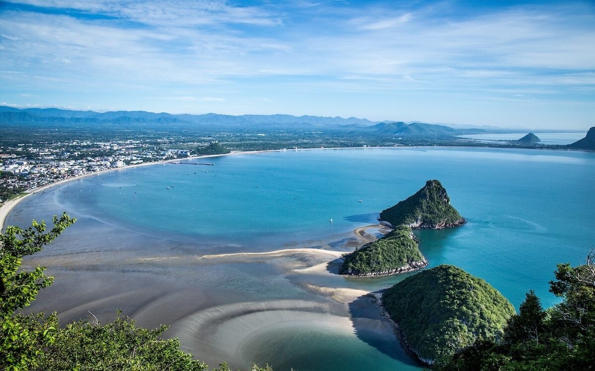 Khao lom muak einer der besten aussichtspunkte in prachuap khiri khan wird im oktober fuer einige