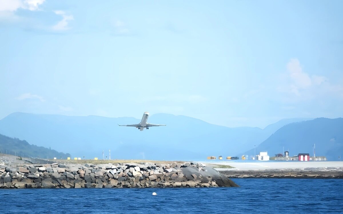 Landung in norwegen boeing 737 rutscht ueber piste ins rutschen