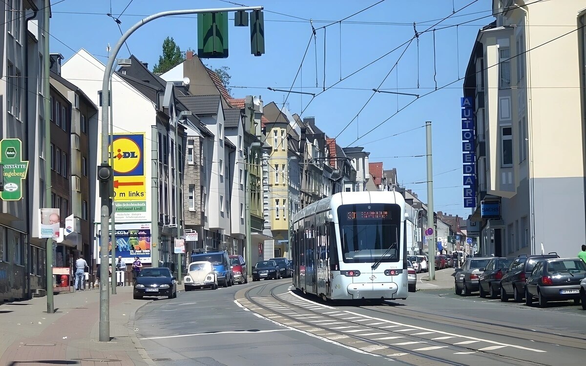 Lebensgefaehrlicher unfall strassenbahn erfasst fussgaengerin