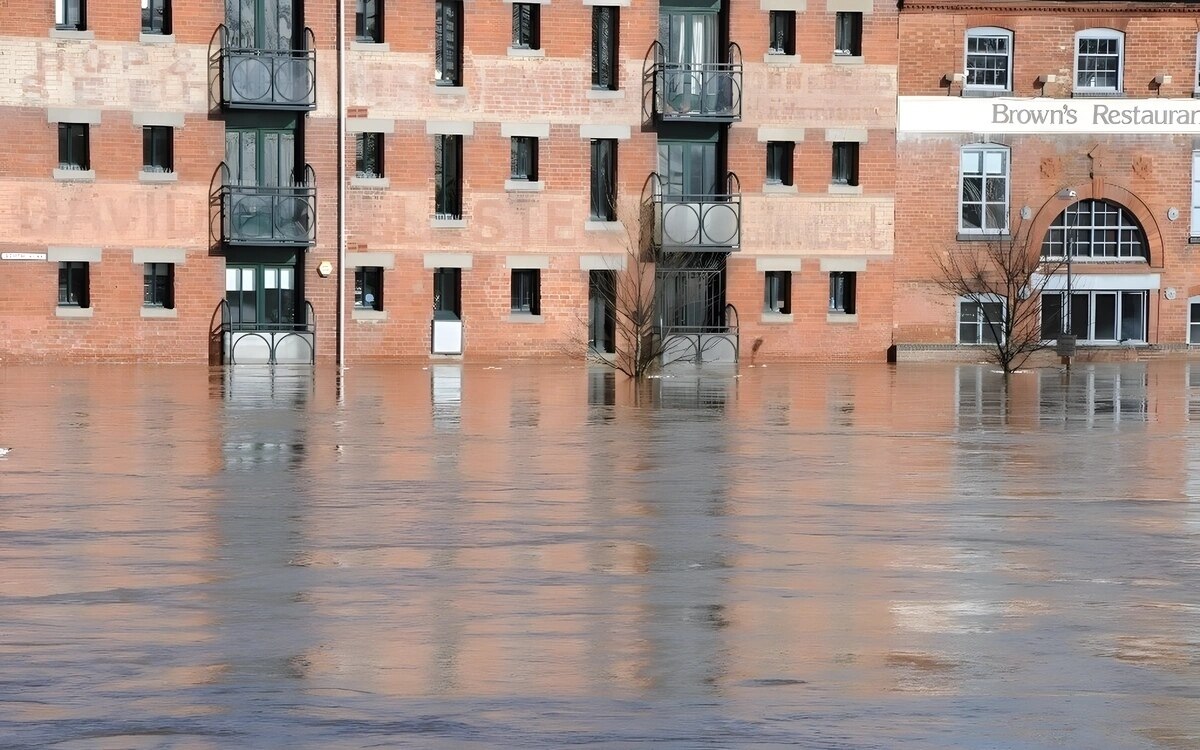 London schwere unwetter in grossbritannien mehrere todesopfer und verheerende schaeden