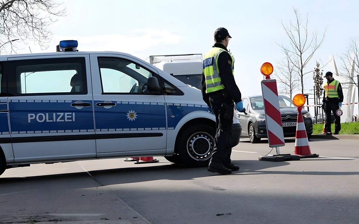 Mittenwald schleuser mit ueberfuelltem auto festgenommen drei fluechtlinge im kofferraum