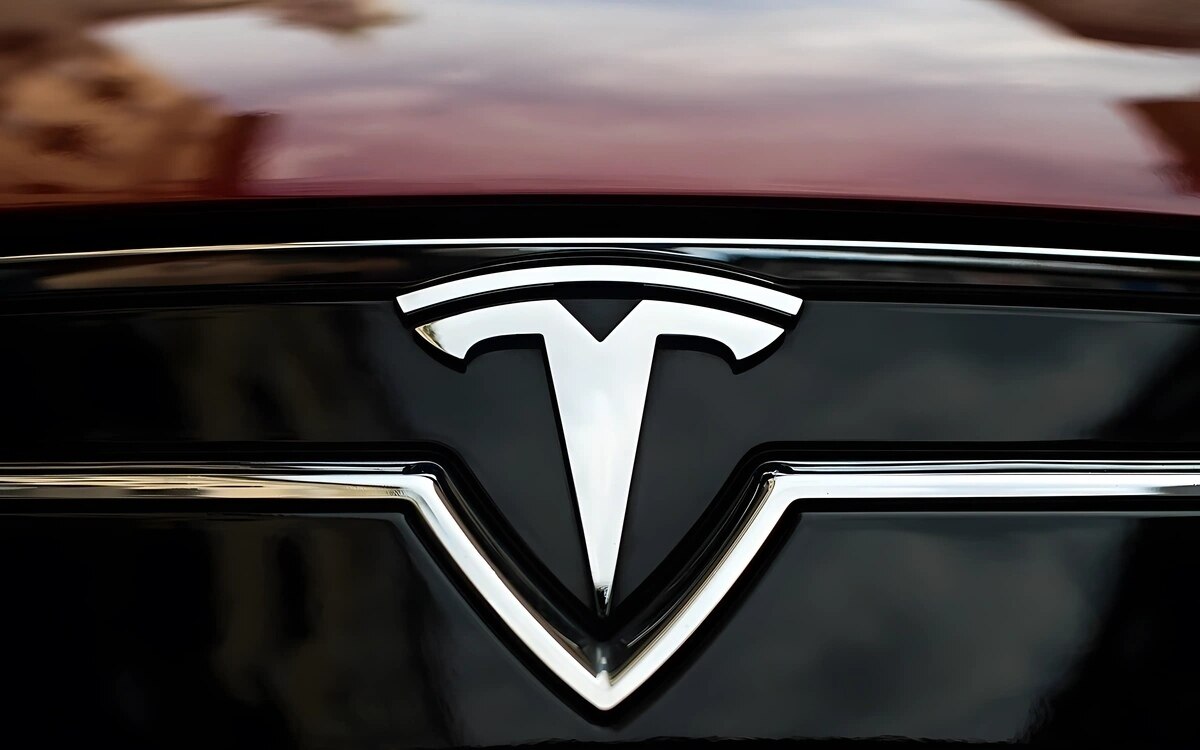 New york tesla aktie erreicht wieder eine billion dollar durch trump einfluss