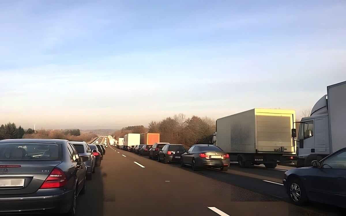 Österreich: Geisterfahrer in der Rettungsgasse - Erschreckende Szenen nach Fahrzeugbrand auf der A8