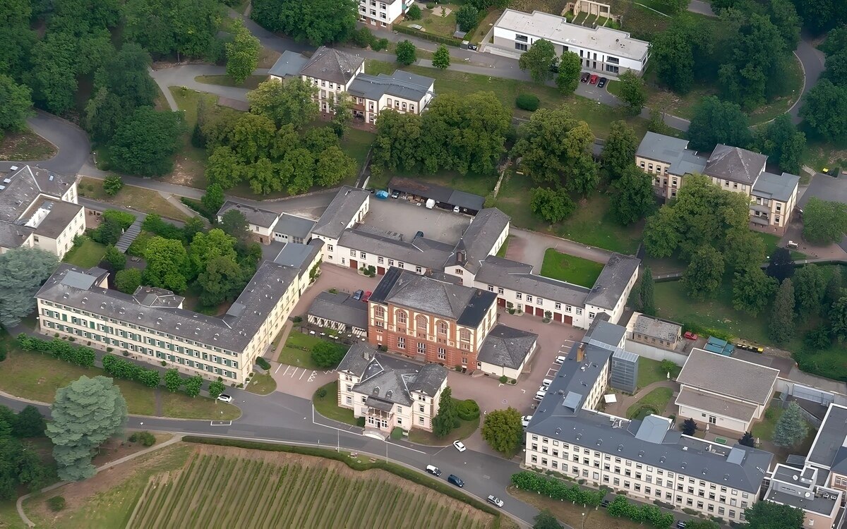 Straubing vier gefaehrliche straftaeter aus massregelvollzug ausgebrochen polizei intensiviert