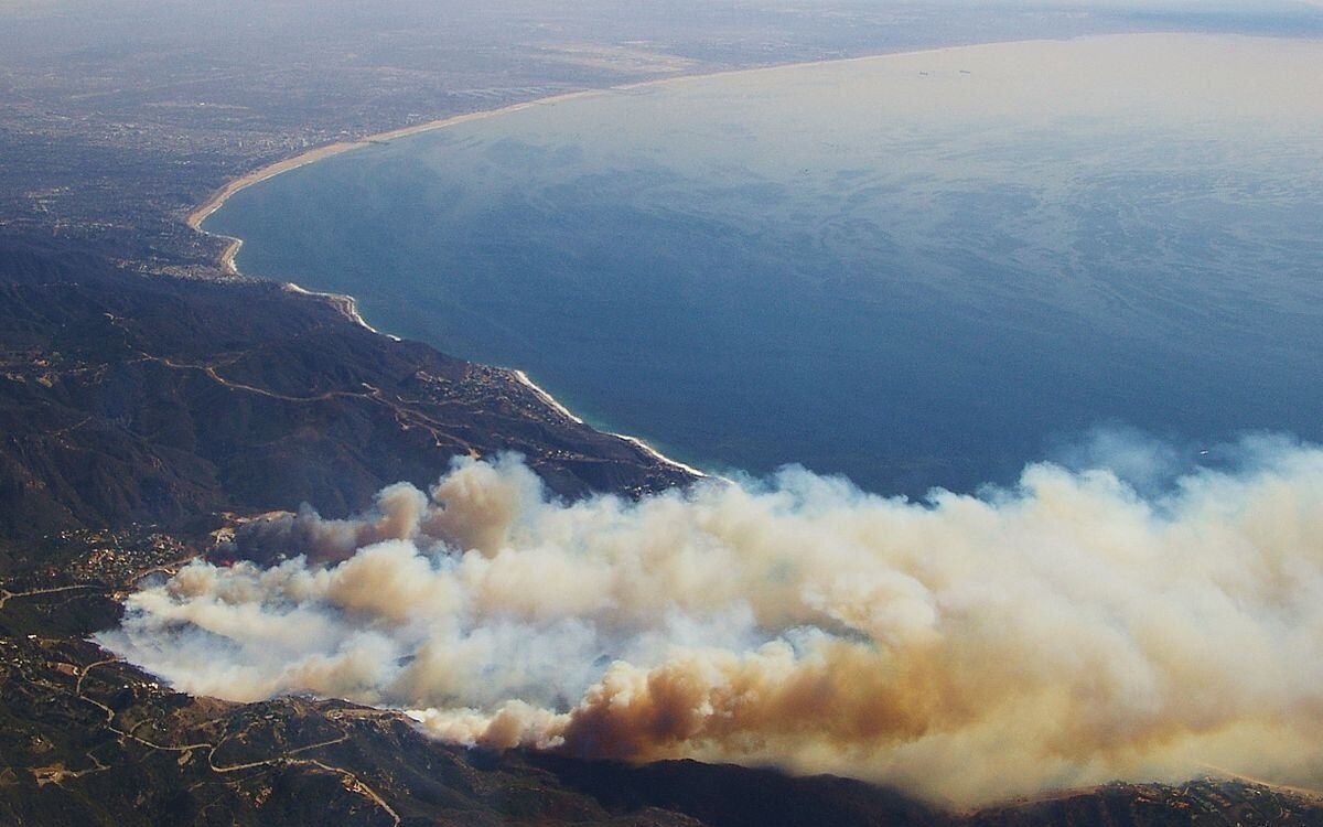 Waldbrand in malibu flammen breiten sich aus promis evakuieren