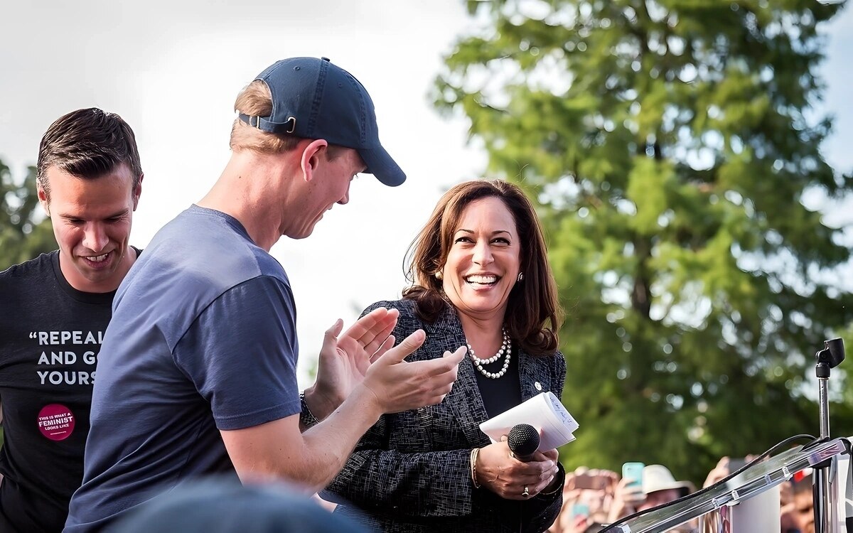 Washington harris kontert trumps angriffe waehrend der wahlkampf in den swing states eskaliert