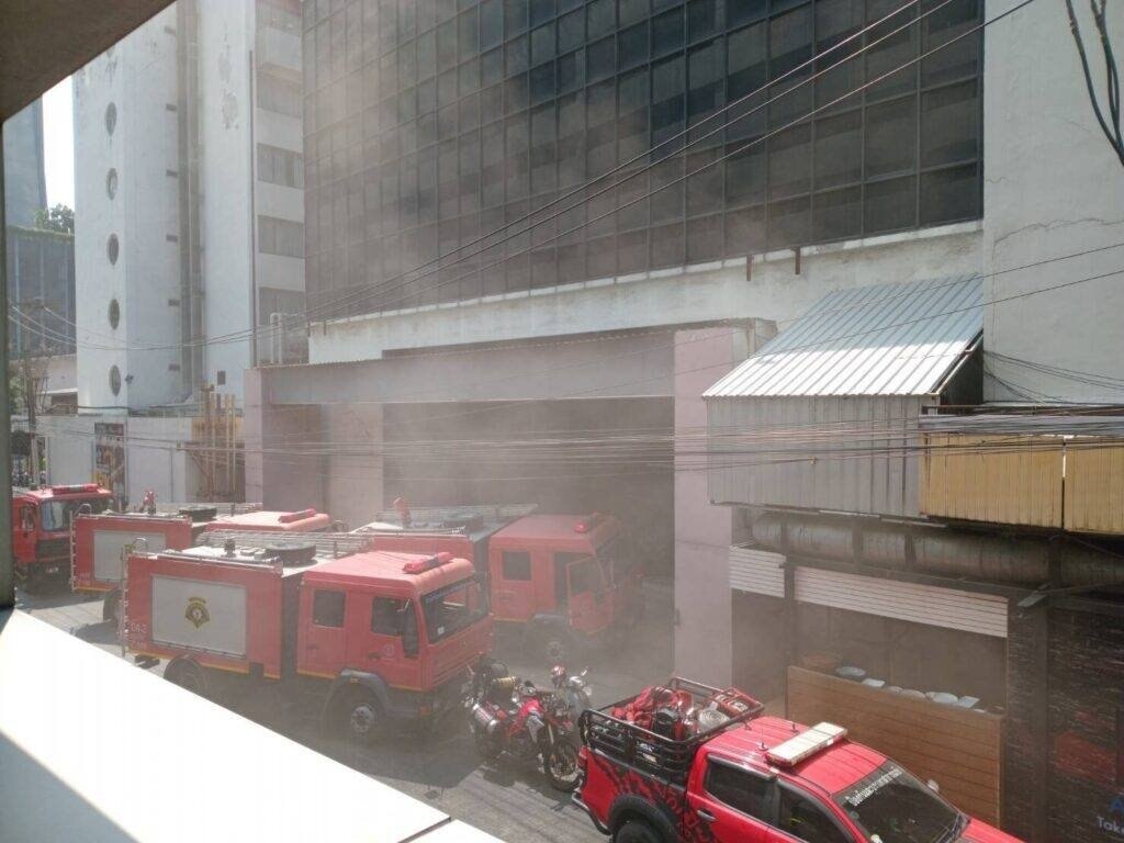 Aufschrei von Touristen: Feuerwehr in Bangkok löscht schnell Hotelbrand in beliebter Sukhumvit Soi 11 ohne Verletzte