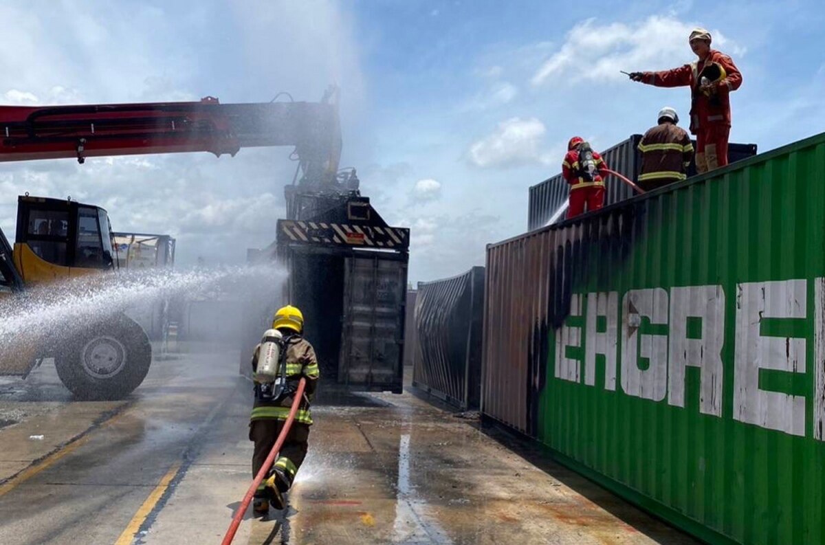 Chemikalienbrand im Hafen von Laem Chabang, Arbeiter evakuiert