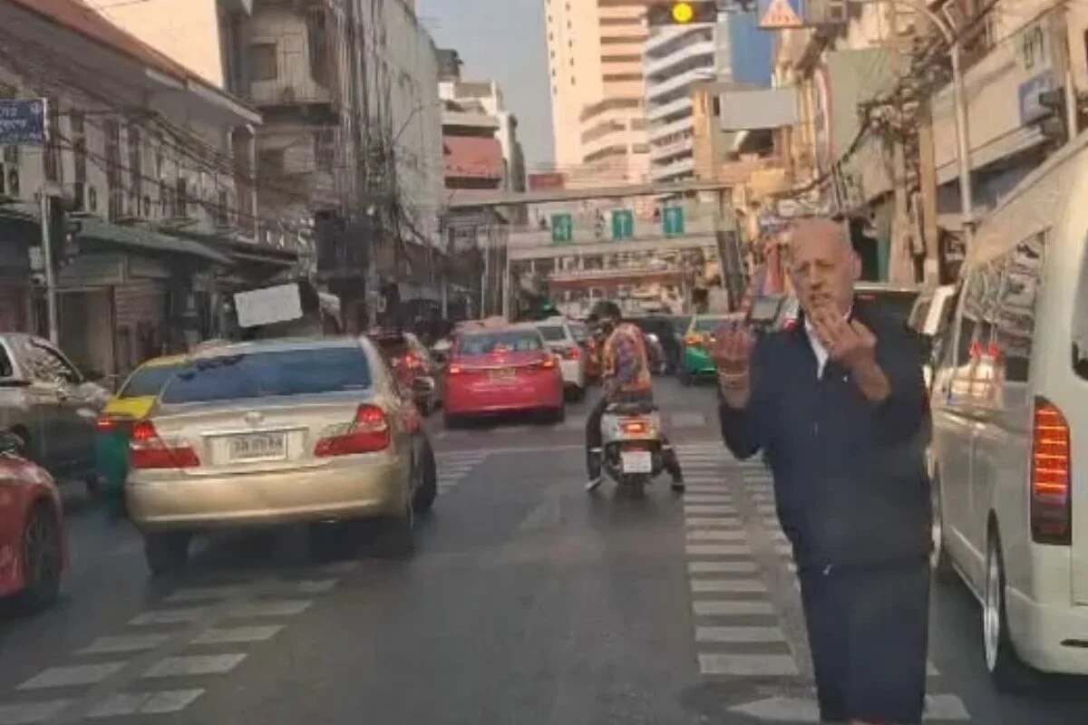 &quot;Heldentum&quot; auf Bangkoks Straßen: Ausländer hilft Rettungsteam während Verkehrsstaus - Video