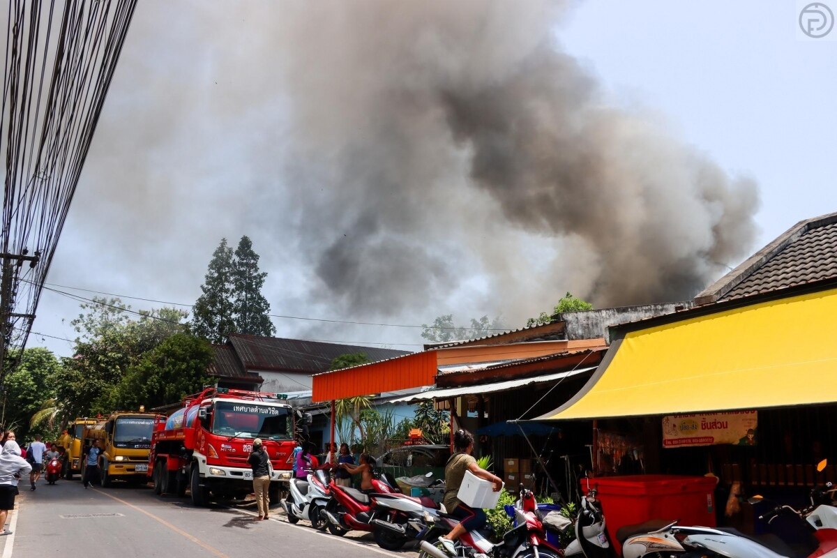 Puket: Feuer von Müllhaufen beschädigt Haus in Wichit (Fotos)