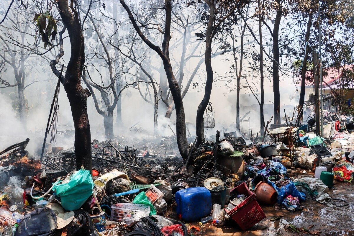 Puket: Feuer von Müllhaufen beschädigt Haus in Wichit (Fotos)