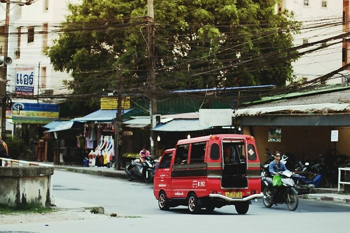 Verwirrung um Verhalten eines ausländischen Touristen in Baht-Bus: Diskussionen um Entblößung entfacht