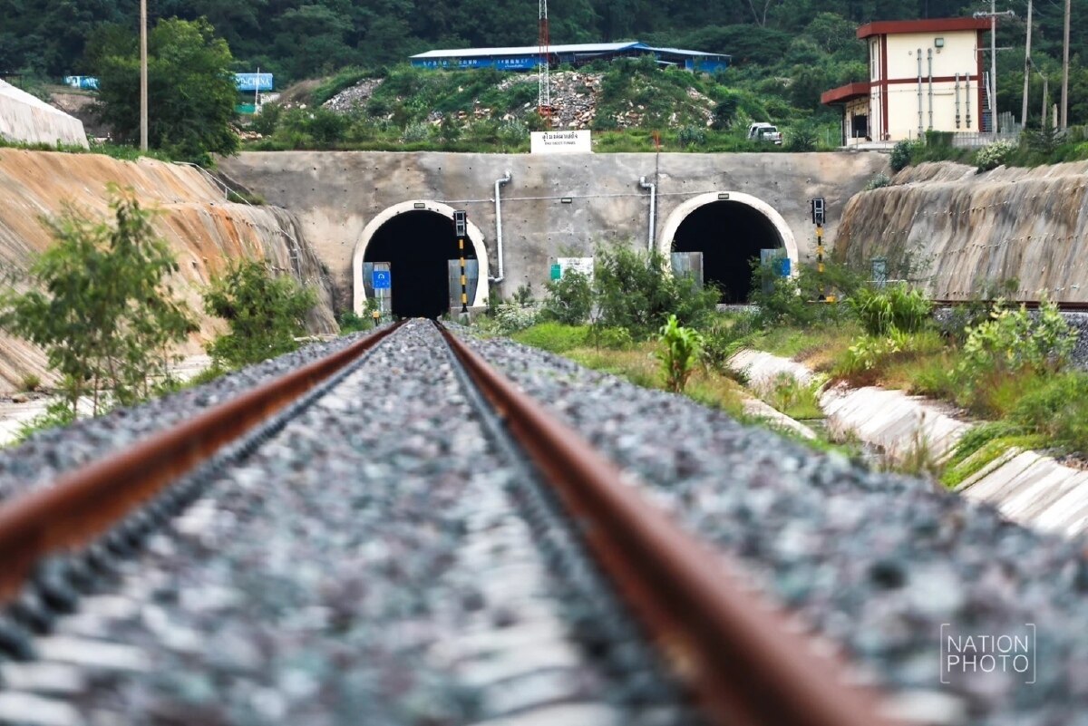 Thailand eröffnet den längsten Eisenbahntunnel: Pha Sadet  - Täglich verkehren hier 8-10 Züge - Auch Touristenzüge