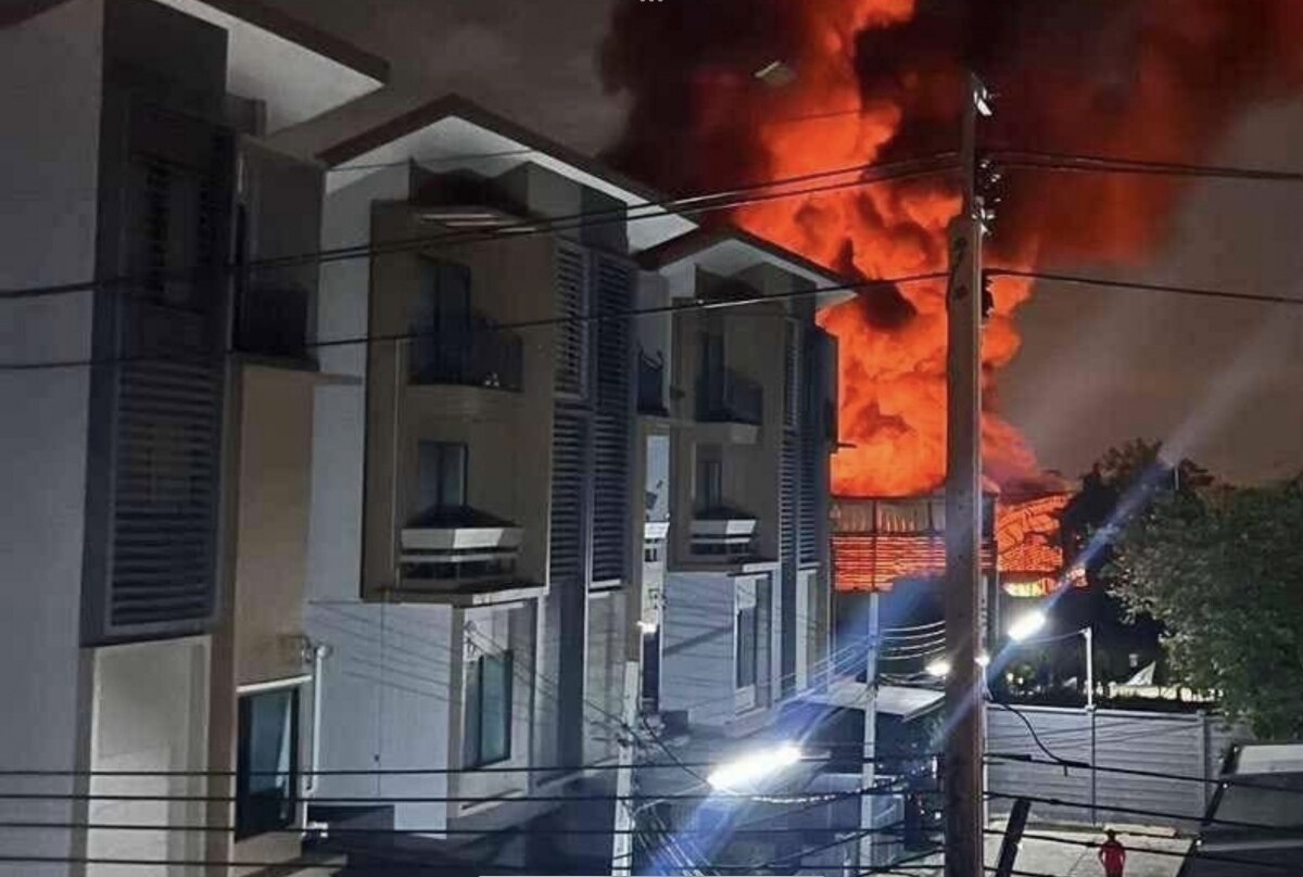 Lagerhausbrand in Nonthaburi: Feuerwehr kämpft gegen tobende Flammen und drohende Gefahr für Anwohner