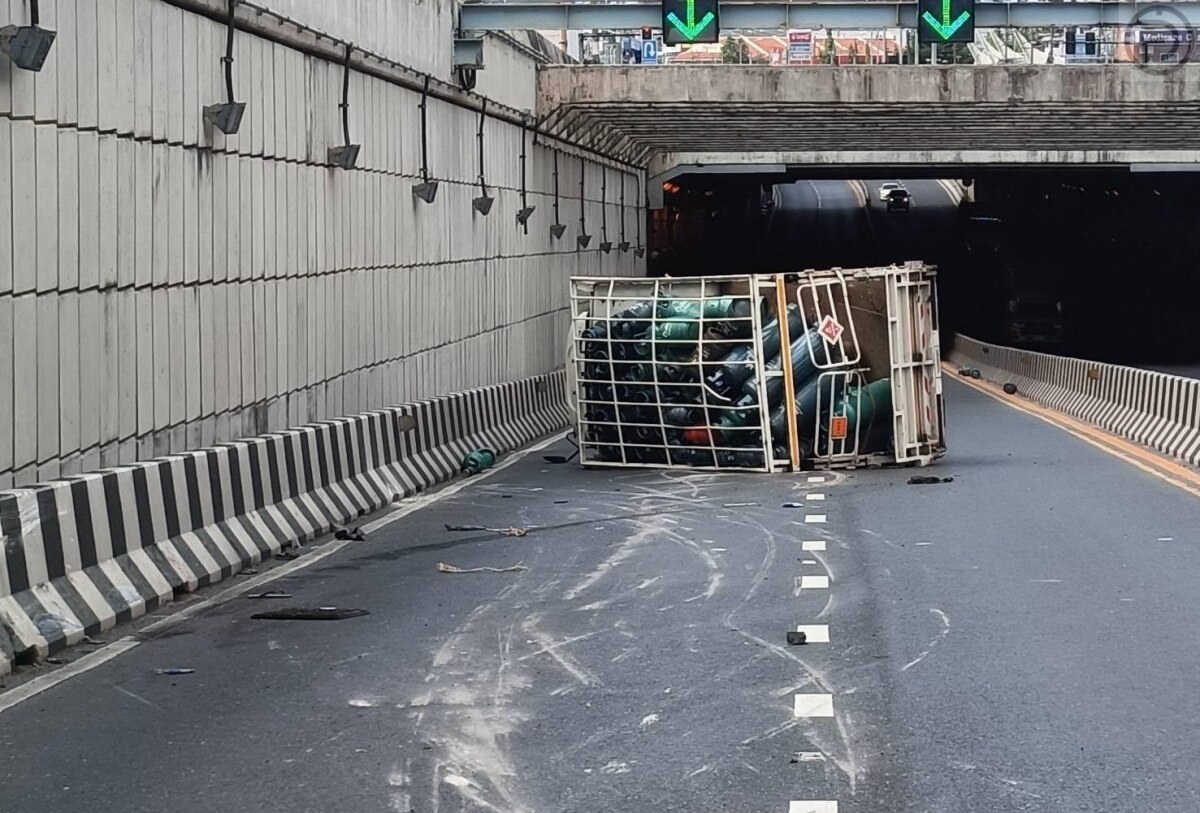 Hochexplosiv: Gasflaschen-Lastwagen kippt vor einer Unterführung in Phuket um (Video, Fotos)