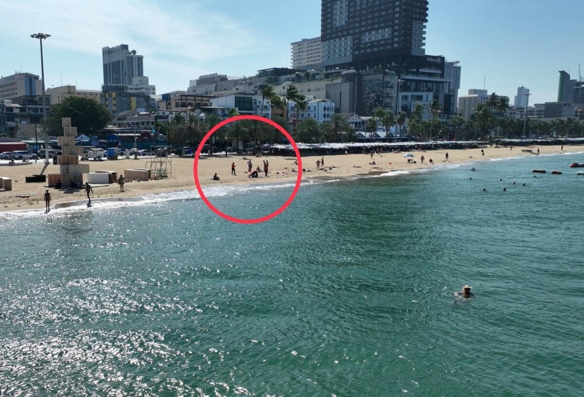 Heftige Festnahme am Strand von Pattaya: Obdachlose konsumiert Methamphetamin vor Touristen