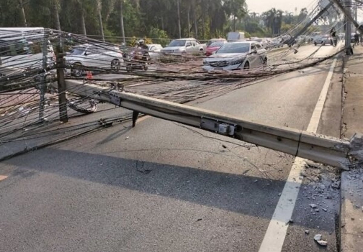 Fahrer stößt 15 Strommasten um und beschädigt 4 Fahrzeuge: Fahrlässigkeit führt zu umfassenden Stromausfall in Bangkok - Video