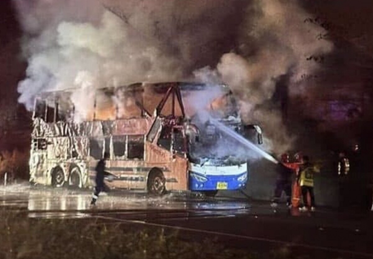 Inferno auf der Phahonyothin-Straße: Passagiere entkommen Flammen im Bus zwischen Bangkok und Chiang Mai