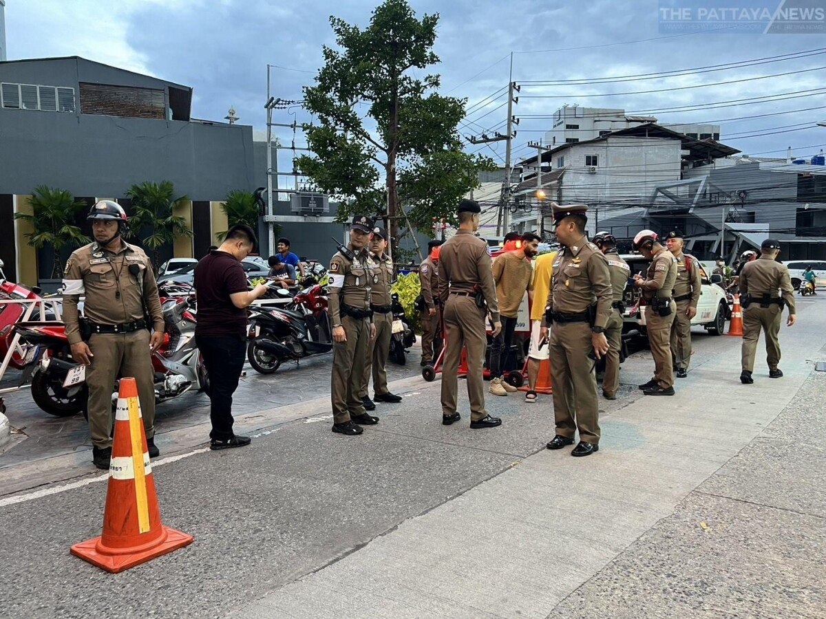 Hupend durch Pattaya ohne Helm, Führerschein und Versicherung - Polizei geht gegen Touristen aus dem Nahen Osten vor