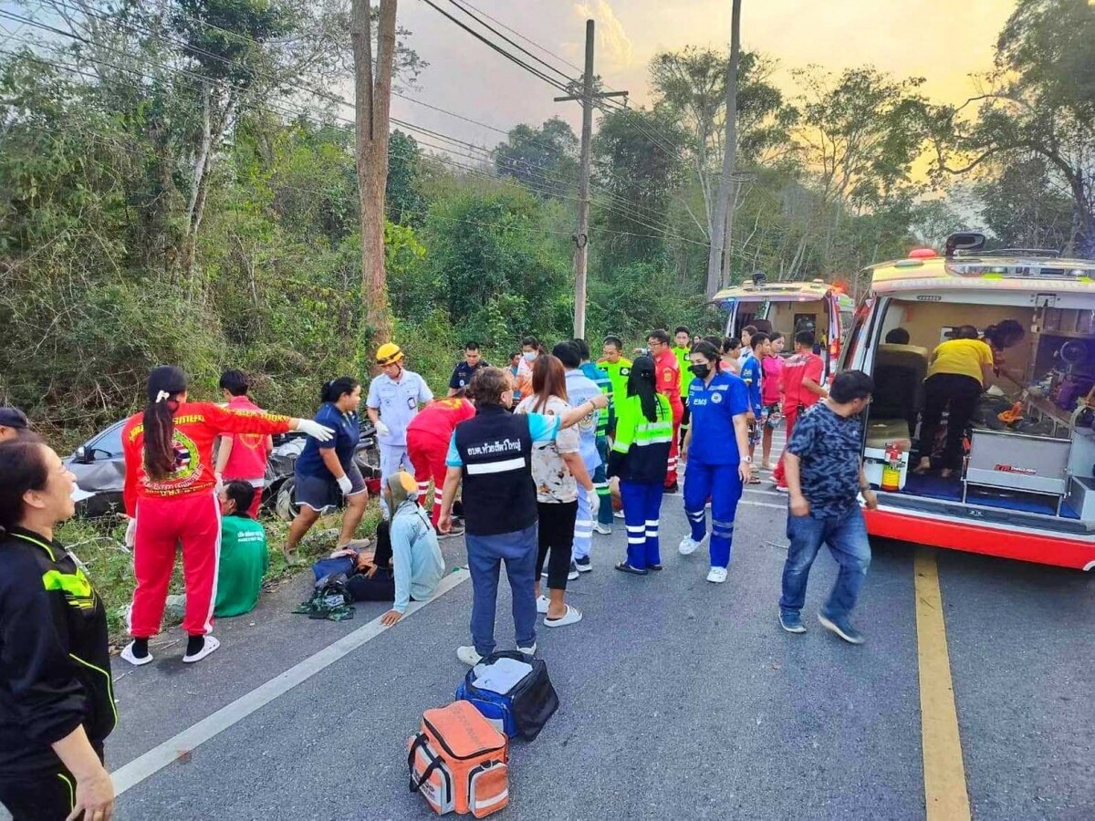 Vier Tote und elf Verletzte nach dem Zusammenstoß eines Pick-ups mit einem Baum in Hua Hin