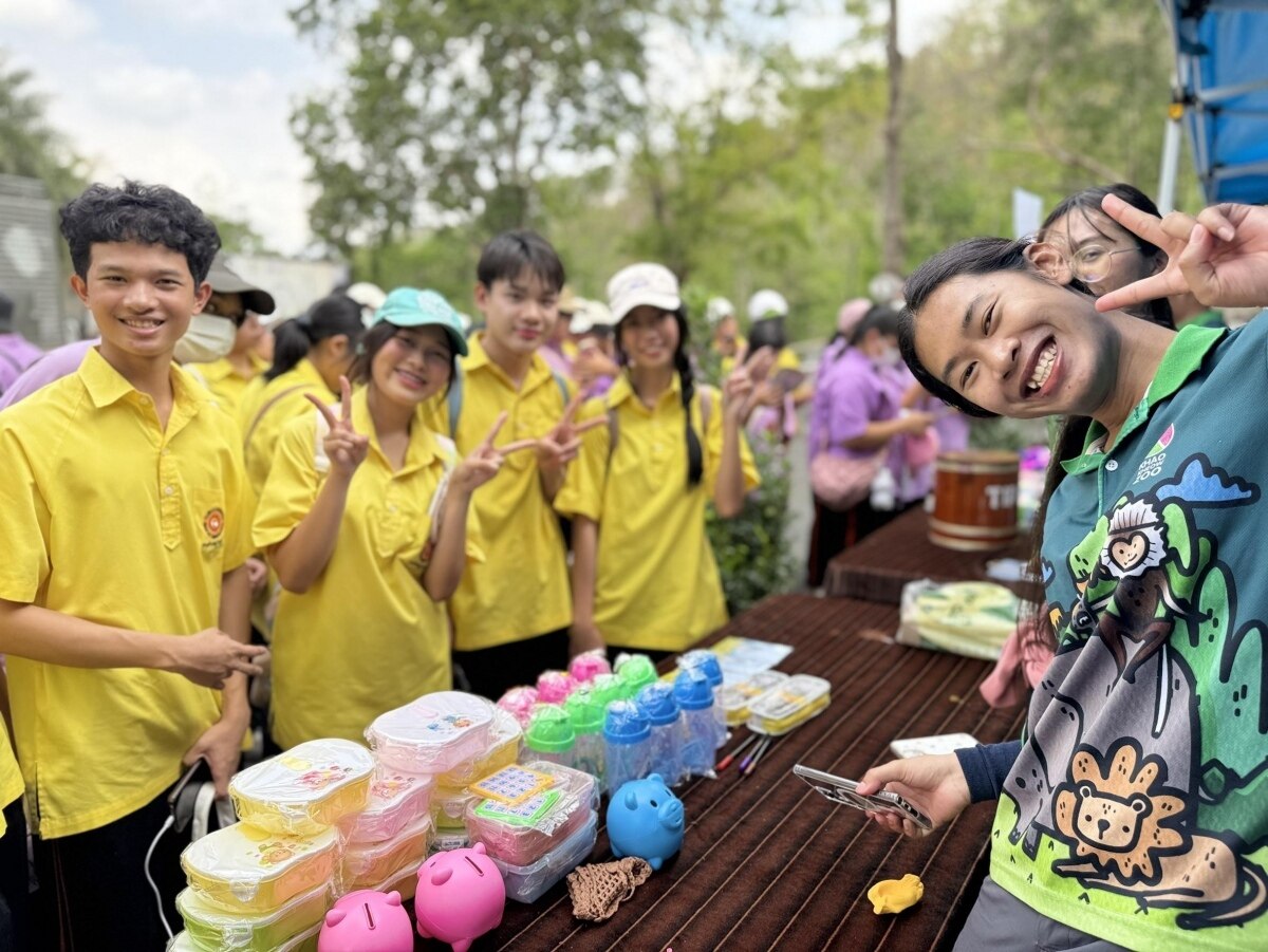 Großes Festmahl zum Thai Elephant Day im Khao Kheow Open Zoo zieht Besucher an