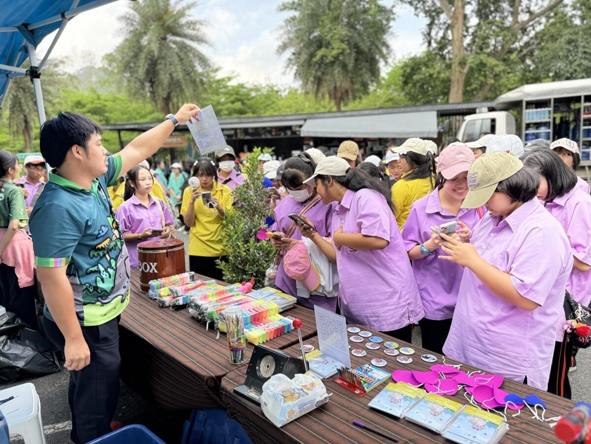 Großes Festmahl zum Thai Elephant Day im Khao Kheow Open Zoo zieht Besucher an